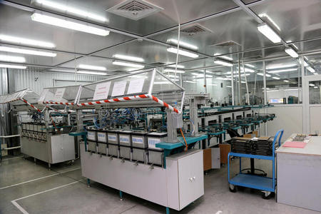 工程師在工廠調(diào)整機器